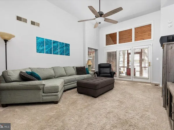 14 Ambler Ln, Falling Waters, WV 25419