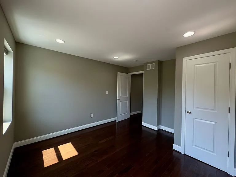 615 W 33rd St — Photo 11