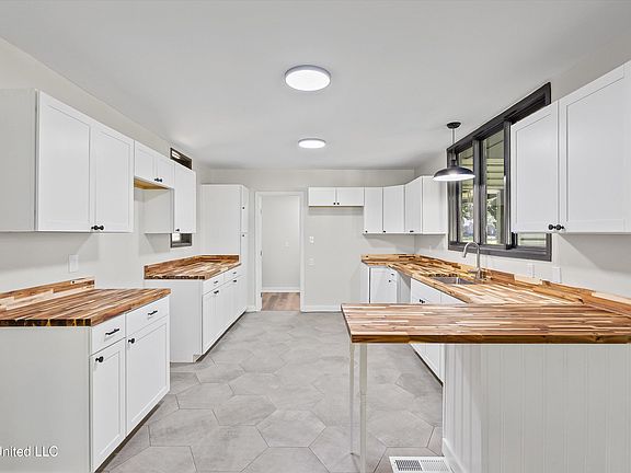 4th image of 102 Camille St
