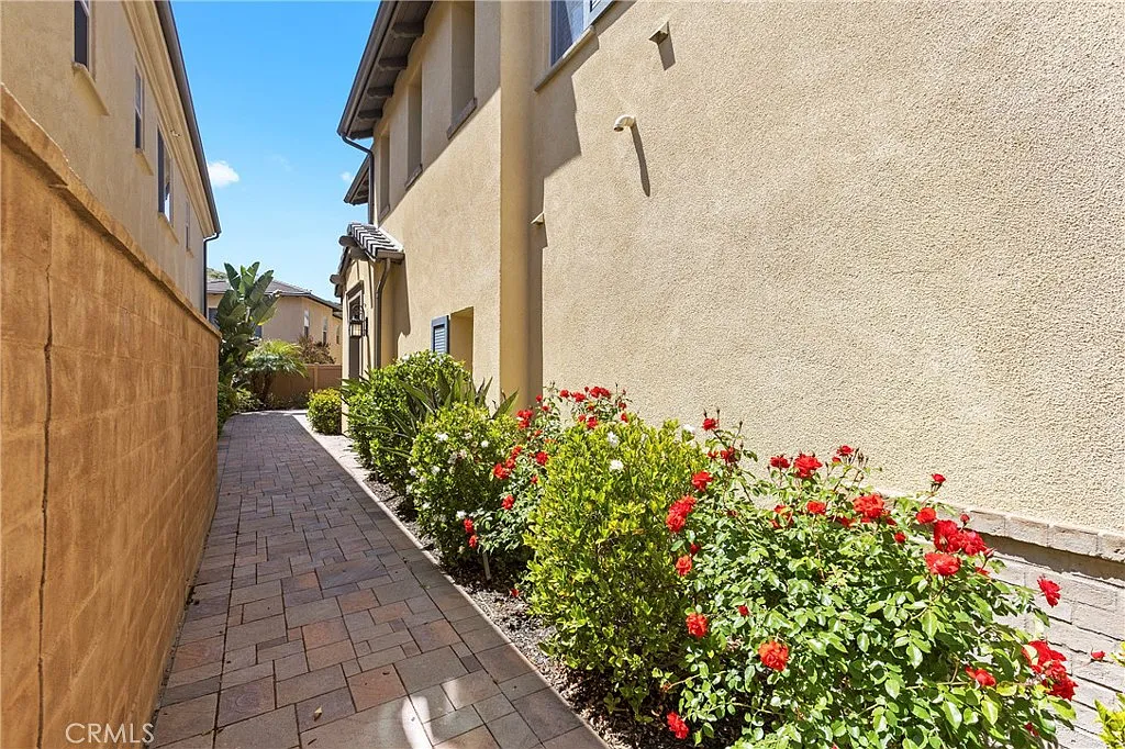 3 bed, 2.5 bath, 1858 sqft, $5,300 — Photo 4