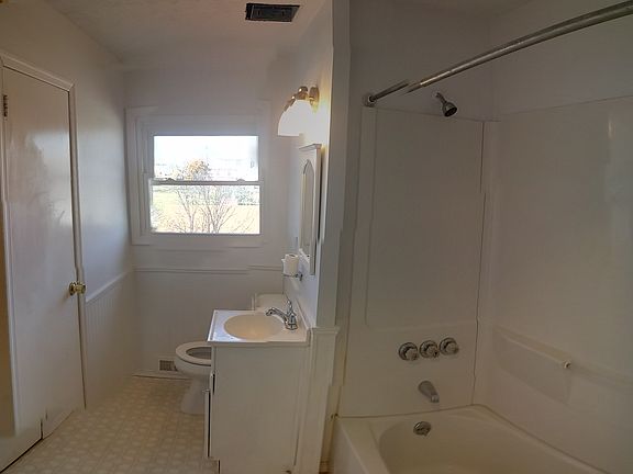 5th image of 425 Albemarle Ave