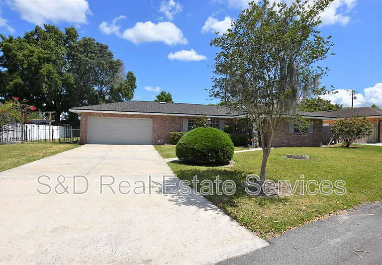 204 Chaucer Ln — Photo 1