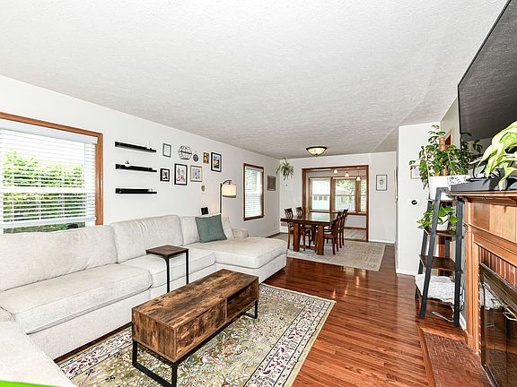 3rd image of 5924 Rosslyn Ave