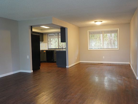 4th image of 10111 NE Tanglewood Dr