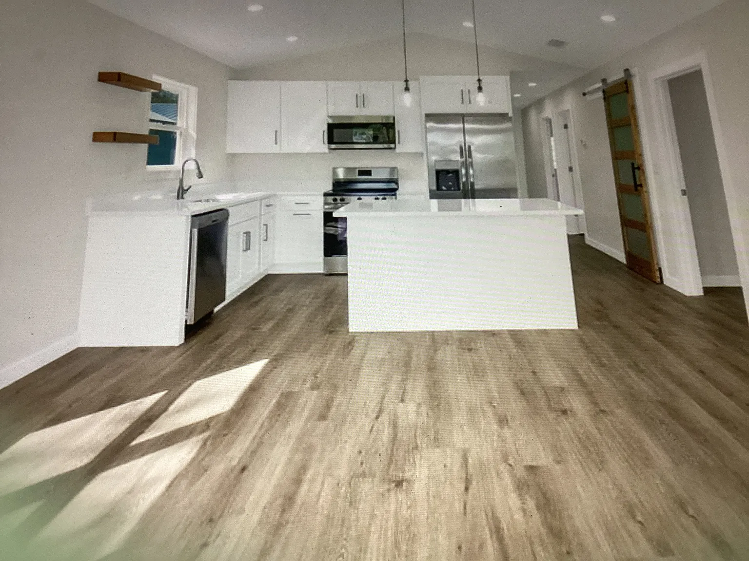 3 bed, 1141 sqft, $2,100 — Photo 2