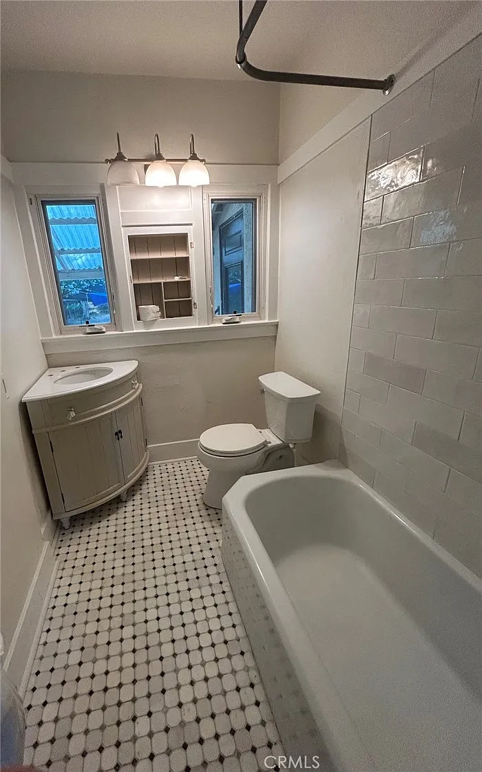 3 bed, 1000 sqft, $3,300 — Photo 4