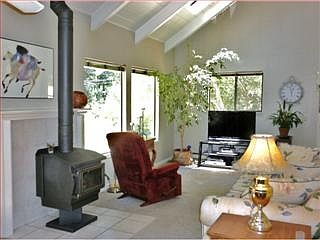 4th image of 1060 Redwood Dr