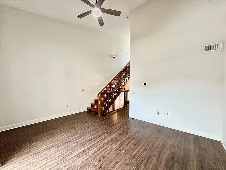 1602 Elgin St #13 — Photo 11