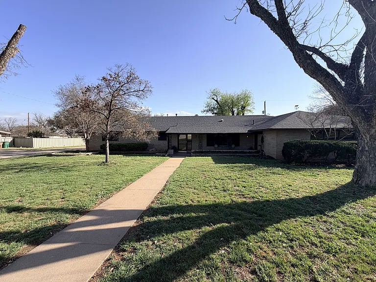 2601 Oxford Ave — Photo 1