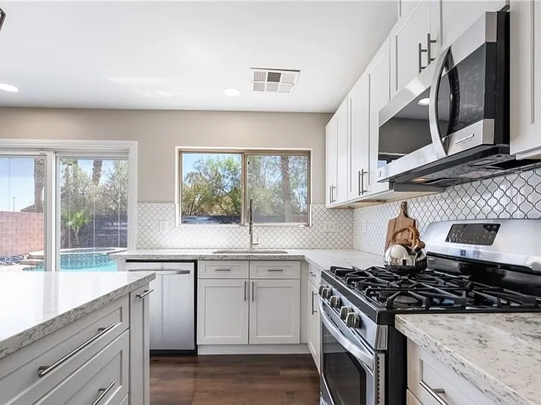 18 Amber Rock St — Photo 4