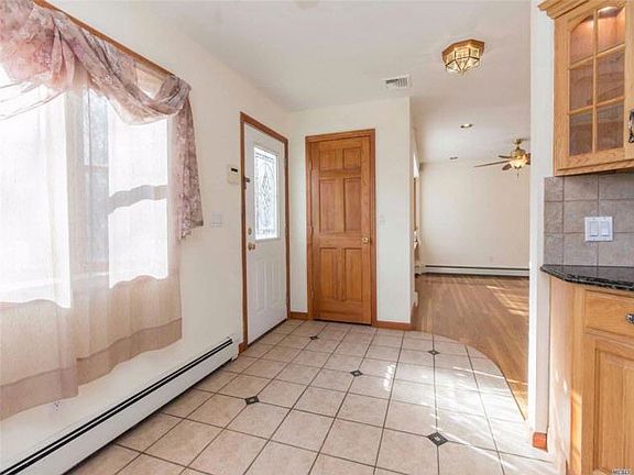 4th image of 4 Thistle Ln