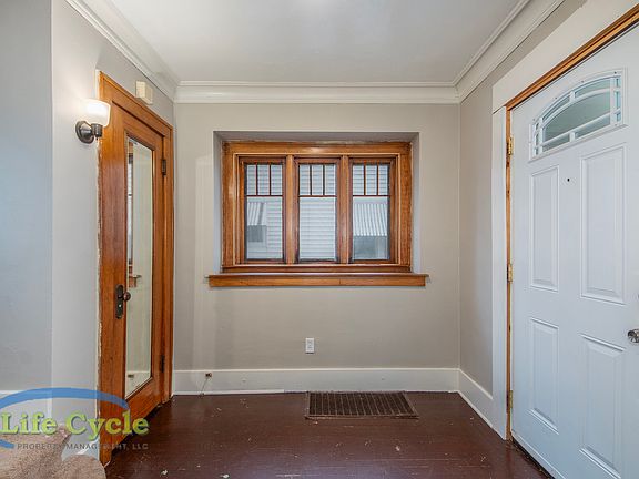 2nd image of 1047 Evergreen St SE