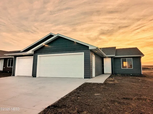 15 27th St SW, Watertown, SD 57201