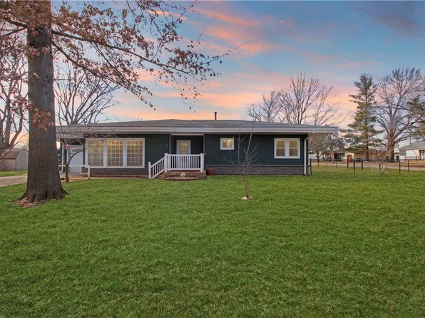 8 Iola Ct, Bethany, IL 61914