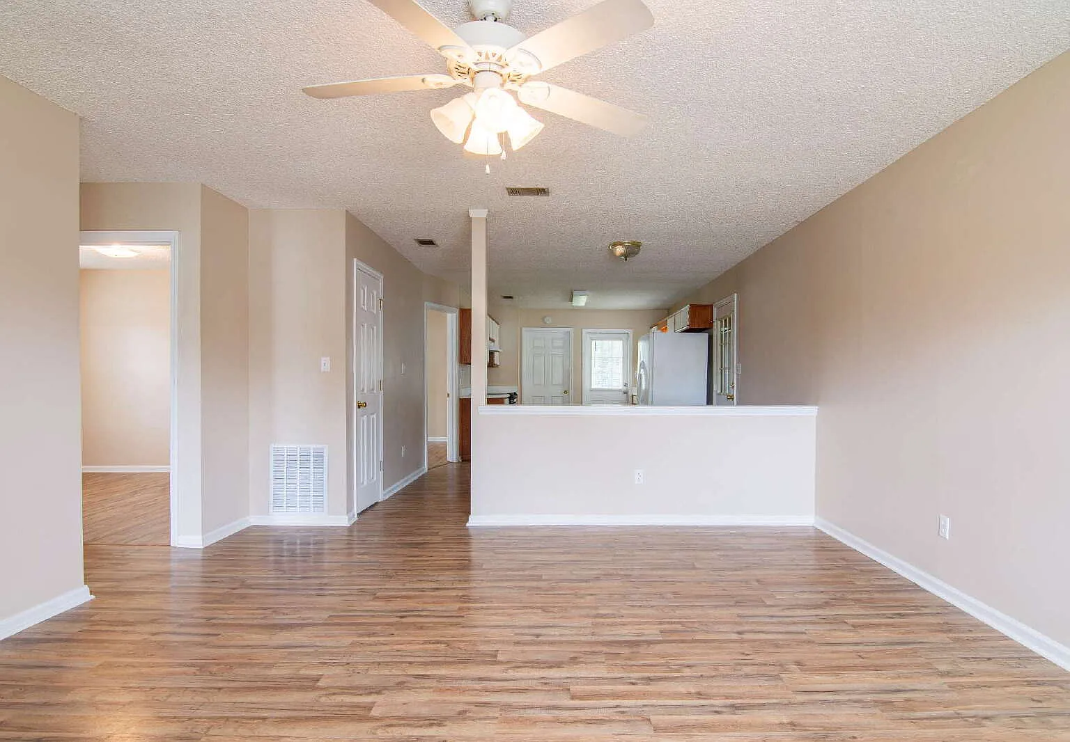 3 bed, 2.0 bath, 1206 sqft, $1,350 — Photo 4