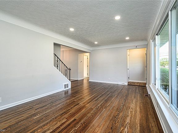 4th image of 1650 Hawthorne Dr