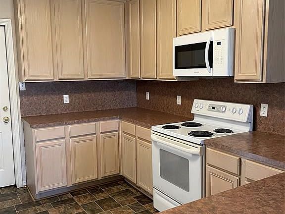 3rd image of 139 Silverbell Cir