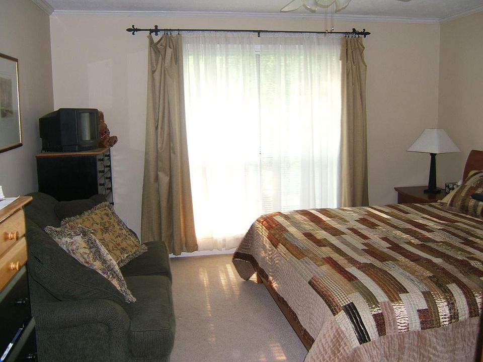 Large bedrooms (Kind size bed) with walk-in closets