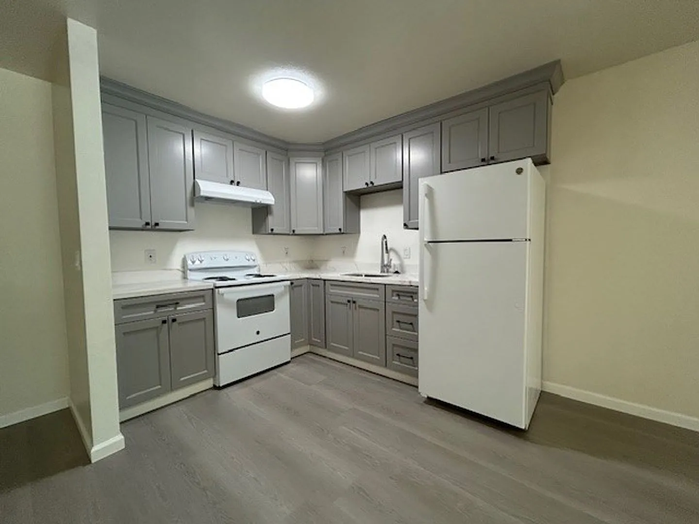 Coming Soon-Spacious One Bedroom, Large Living Room Area — Photo 4