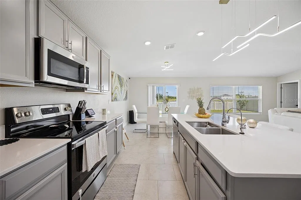 4 bed, 2.0 bath, 1950 sqft, $2,500 — Photo 3