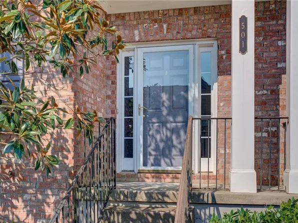 501 Blossom Way, Woodstock, GA 30188