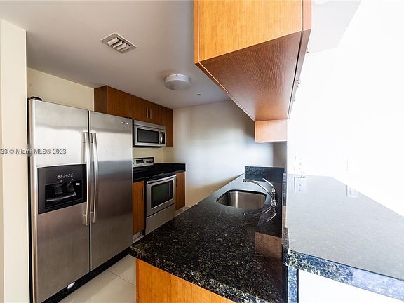 3rd image of 601 NE 23rd St APT 807