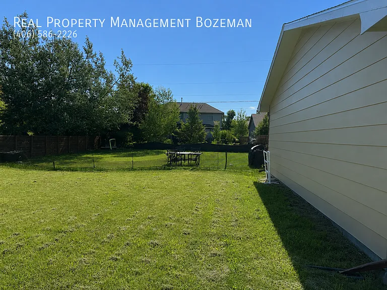 210 Valley Dr — Photo 3