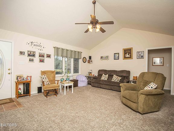 5th image of 340 Oakwood Estates Dr
