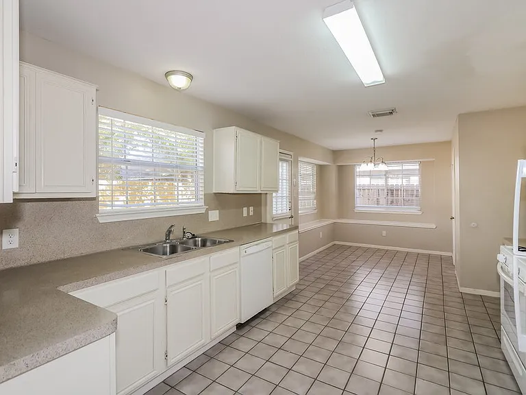8206 Holmwood Dr — Photo 8
