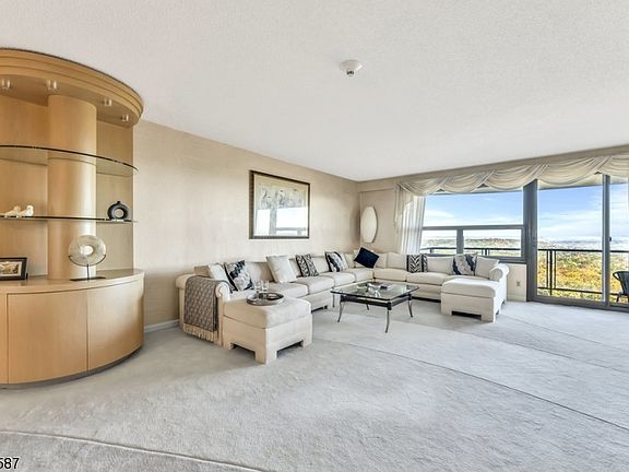 4th image of 2 Claridge Dr #9EE-9EE-9EE