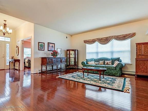 5th image of 11 Byron Dr