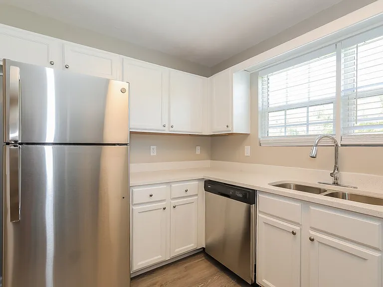 1052 Navaho Trl — Photo 7