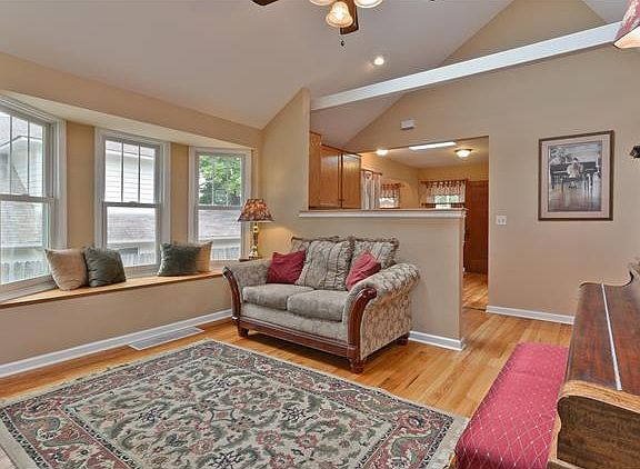 4th image of 219 Grant St