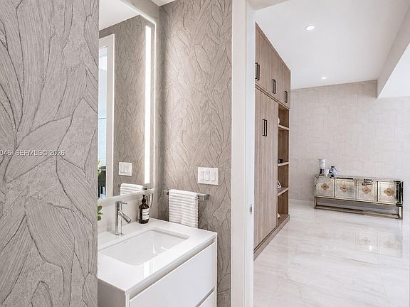 5th image of 300 Biscayne Boulevard Way Unit 3109W