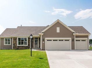 W223N4652 Seven Oaks Dr, Pewaukee, WI 53072