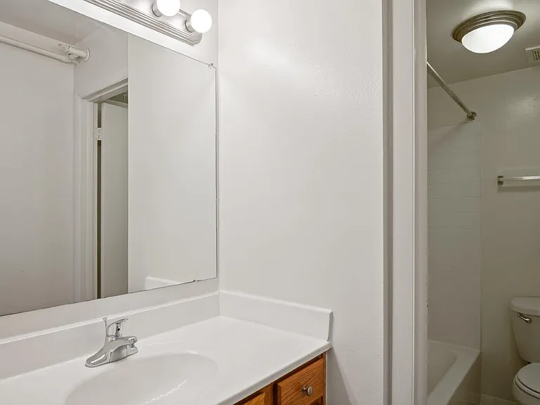 Cedar Gardens and Towers Apartments and Townhomes — Photo 9
