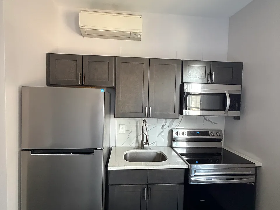 226 Roseville Ave #203