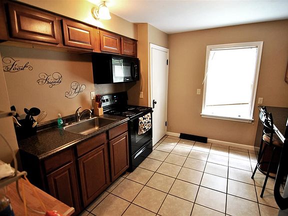 4th image of 19 Dortha Ave
