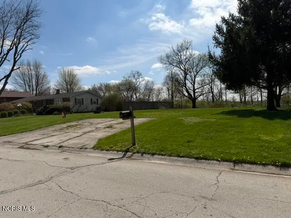 37 Barcelona Dr, Fostoria, OH 44830