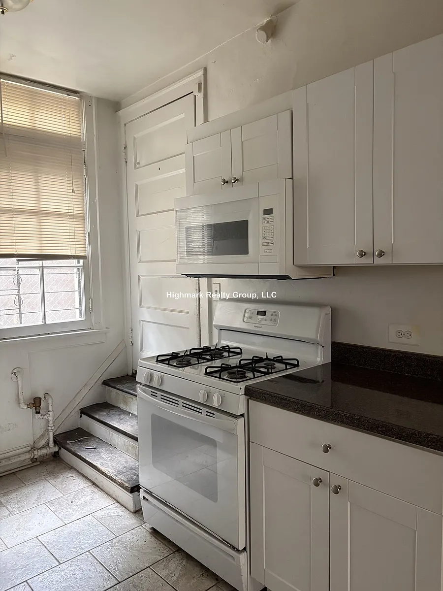 Photo 2 of 17 - 911 Elmwood Ave #BASEMENT - Evanston, IL Building Photo - 911 Elmwood Ave #BASEMENT