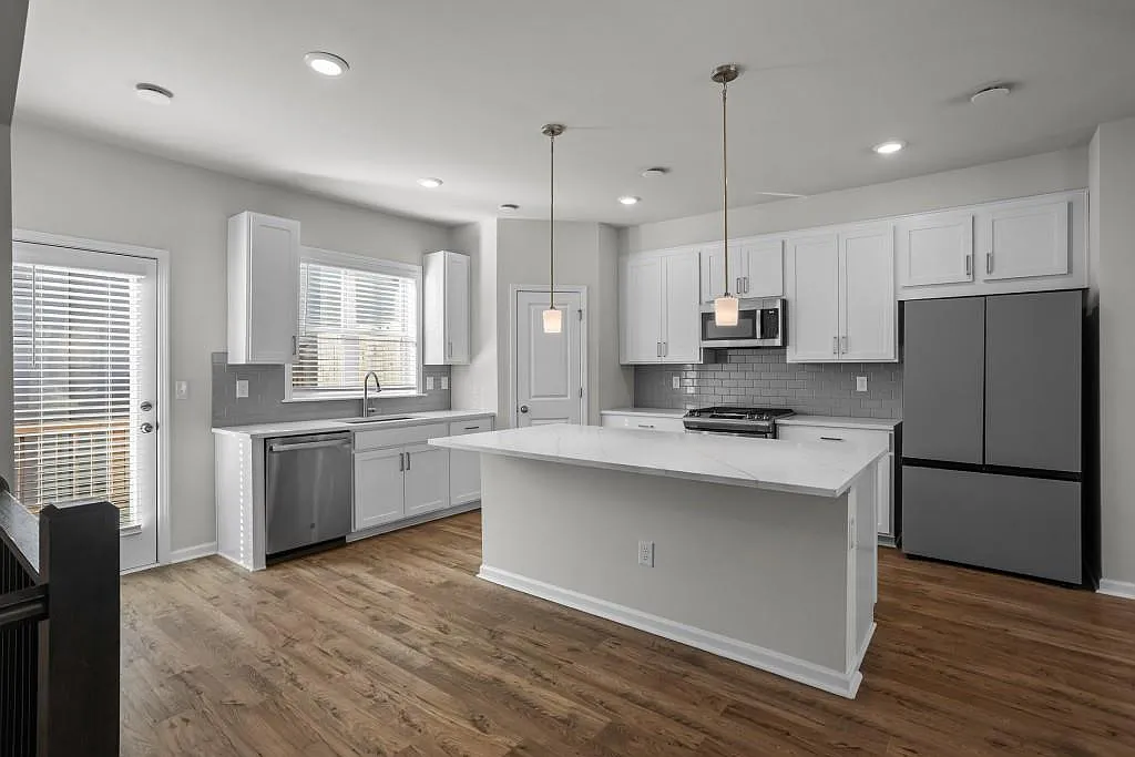 3 bed, 3.5 bath, 1967 sqft, $2,800 — Photo 4