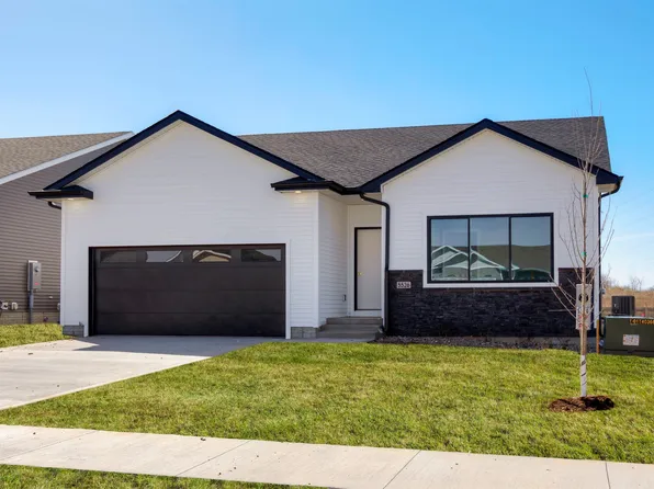 5526 167th St, Urbandale, IA 50323