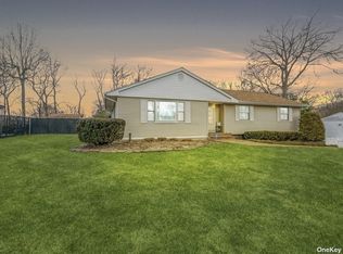 21 Firwood Dr, Farmingville, NY 11738