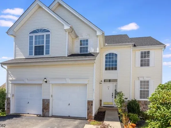 135 Winding Hill Dr, Hackettstown, NJ 07840