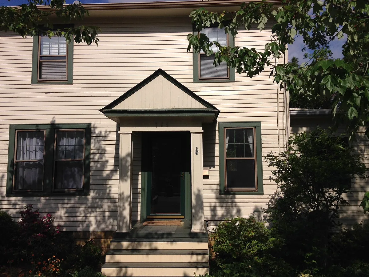 The entrance - 709 N Cleveland St