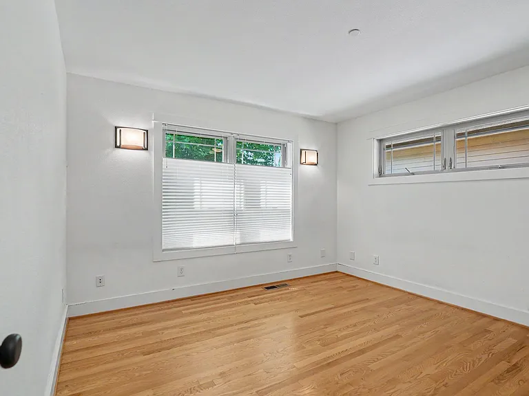 2060 John St S — Photo 19