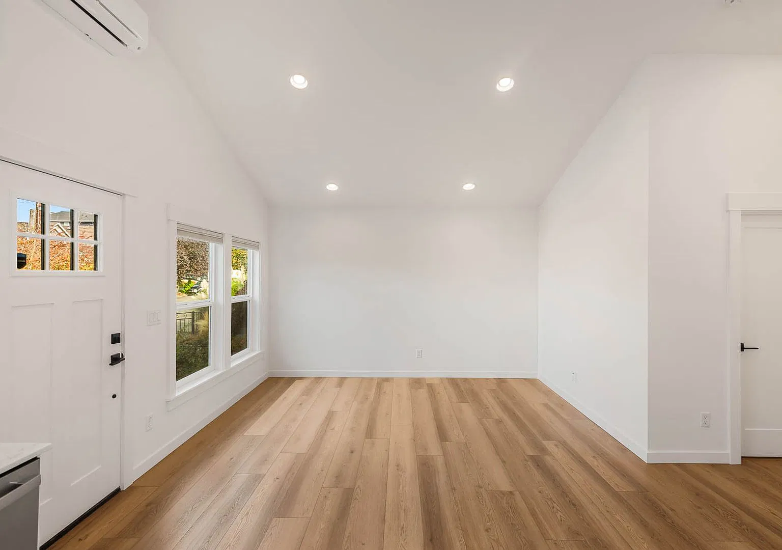 Beautifully Remodeled 2 Bedroom 1907 Home in Desirable Loyal Heights — Photo 4