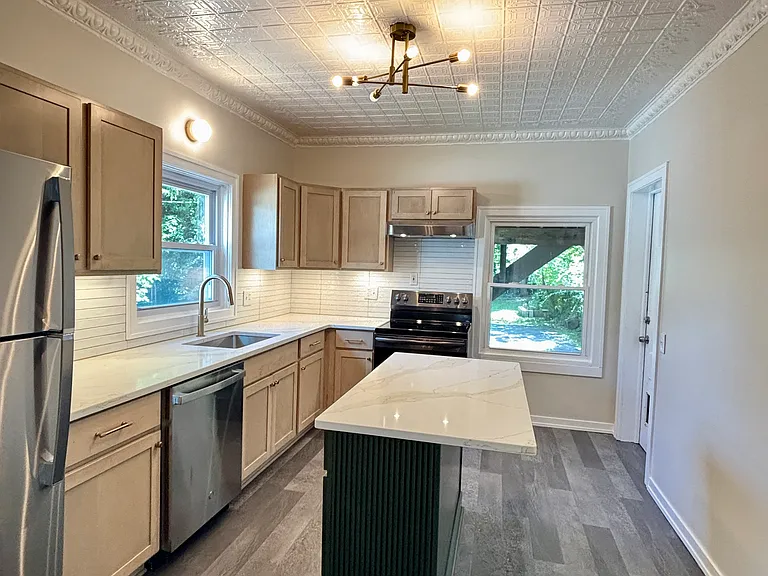 77 Caroline St #1 — Photo 2