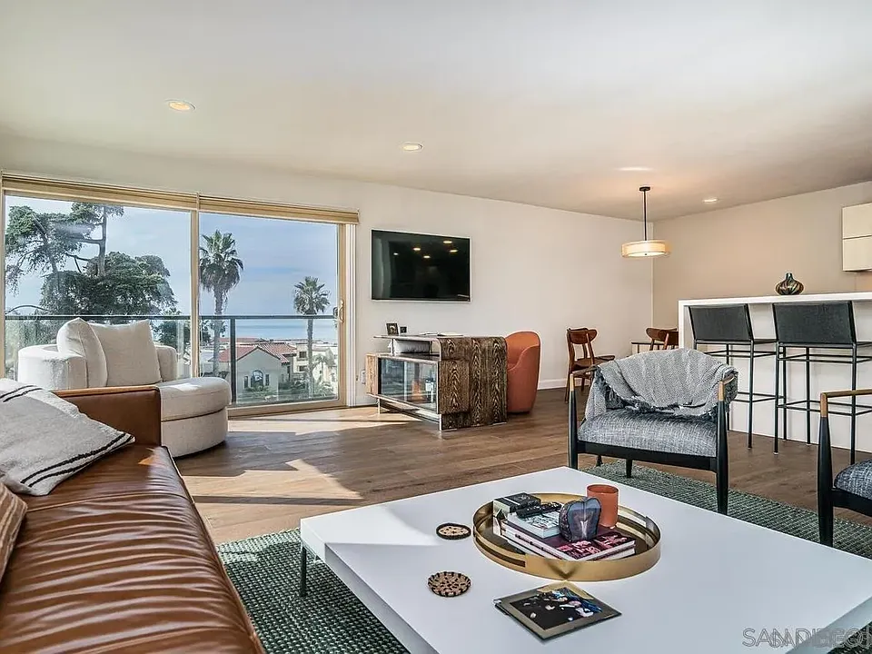 909 Coast Blvd #10
