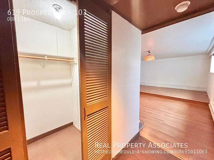 Spacious Queen Anne Studio Prime Location & Classic Charm — Photo 2